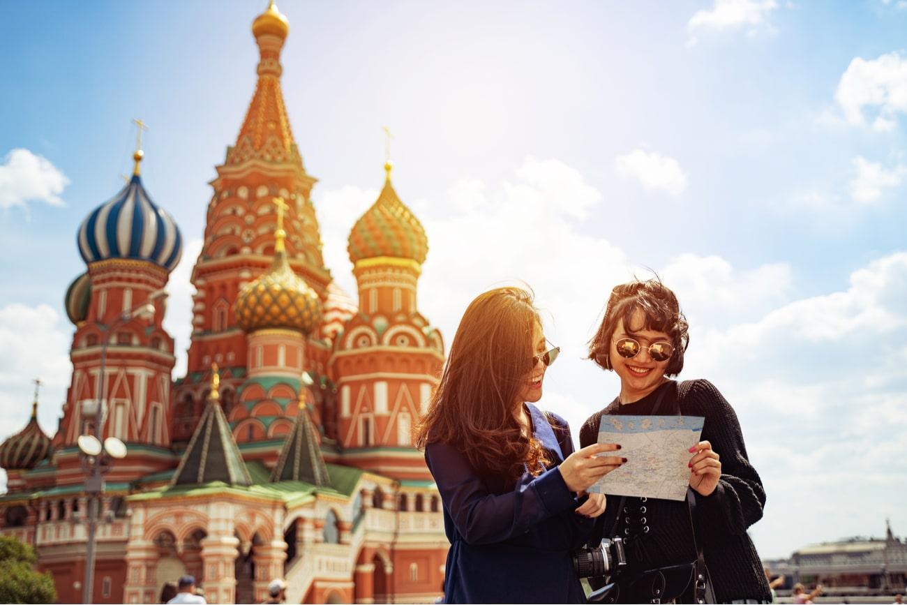 jovens olhando mapa em moscow