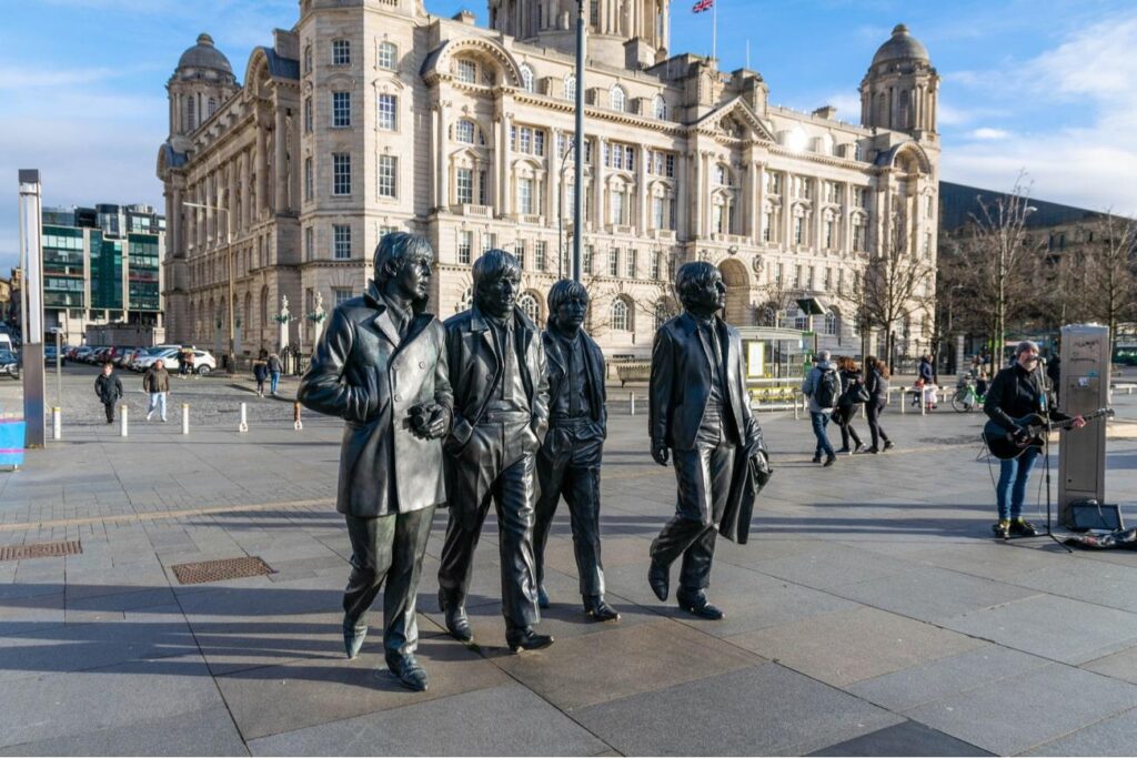 estátua dos beatles na cidade de liverpool inglaterra
