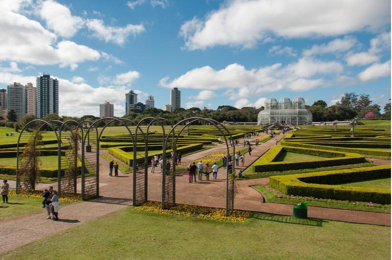 Revitalizado, estacionamento do Jardim Botânico, em Curitiba, é liberado