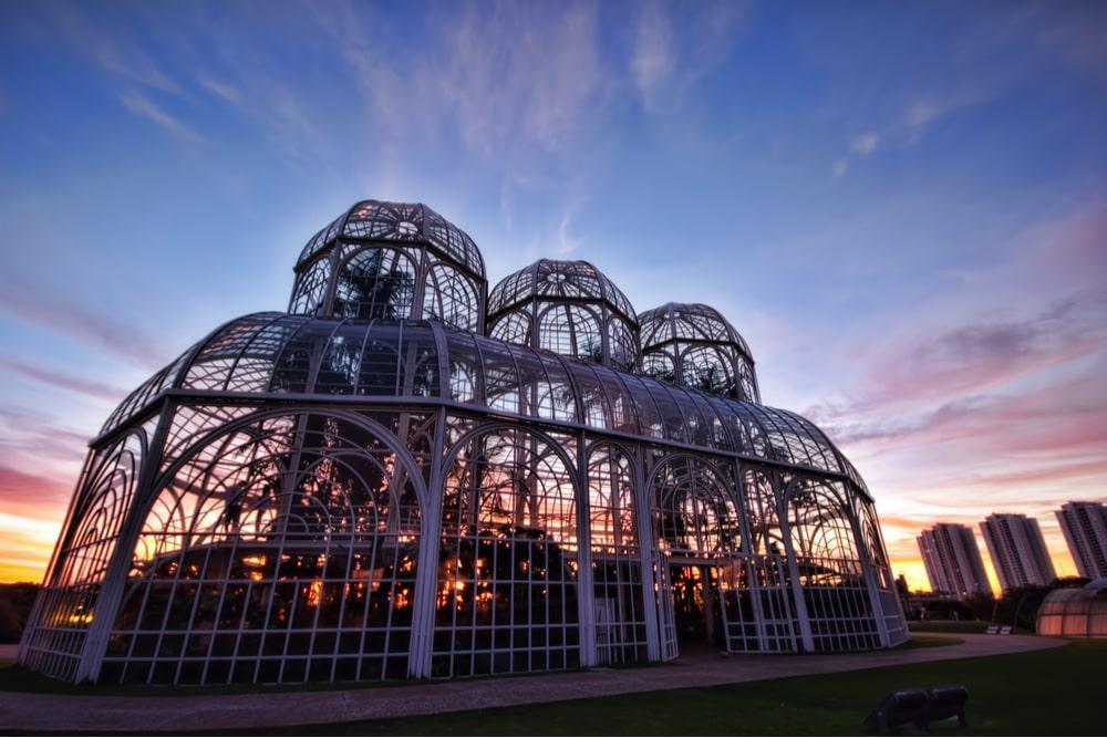 estufa do jardim botânico de curitiba no por do sol