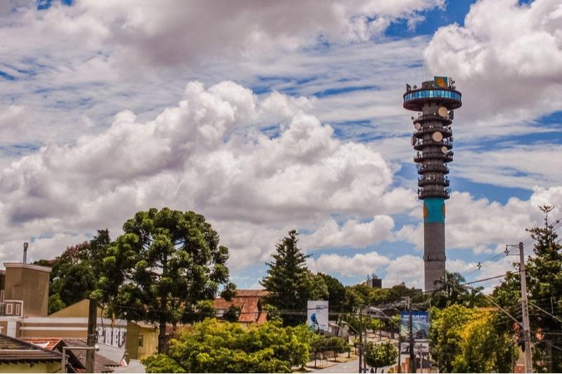 bairro mercês de curitiba com a torre panorâmica ao fundo