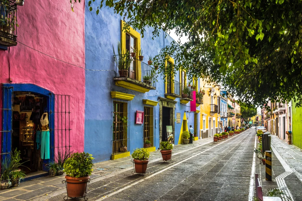 Foto de calle colorida en Puebla.