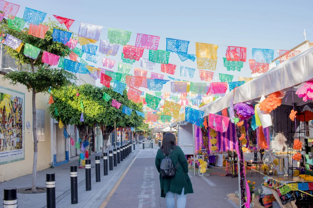 Foto de calle en Tlaquepaque con decoraciones para el Día de Los Muertos.