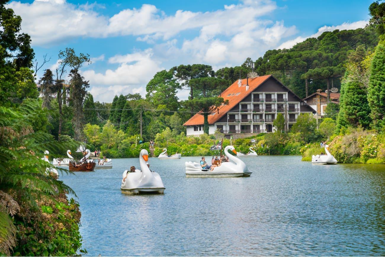 pedalinhos no lago negro em gramado rio grande do sul