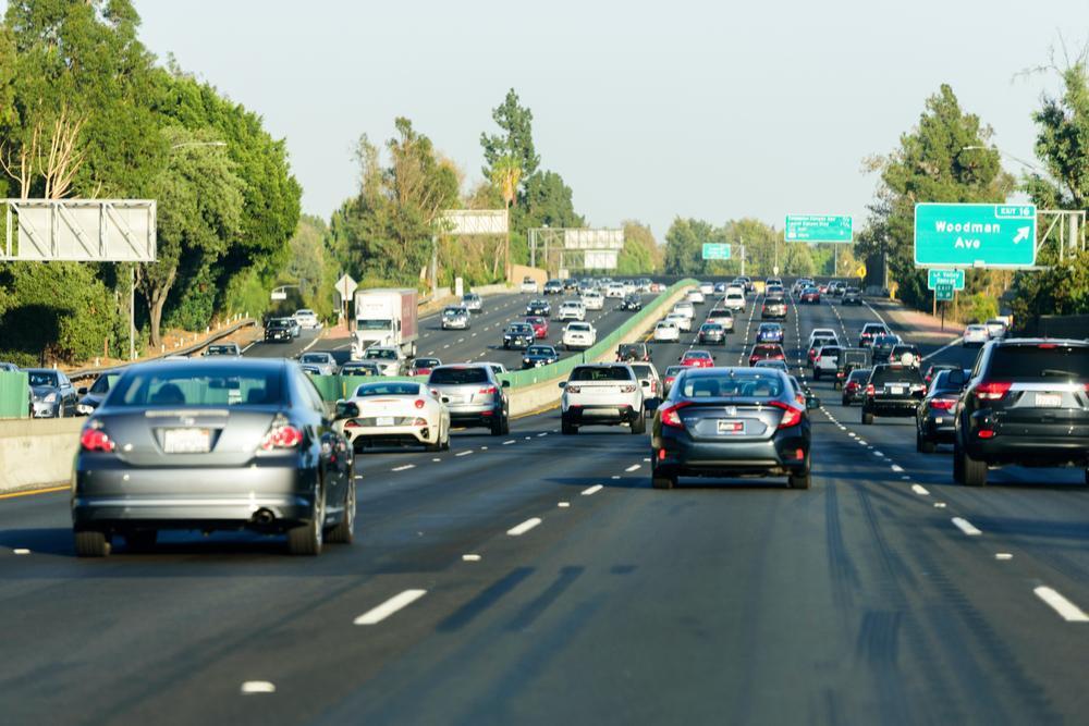 estrada com carros