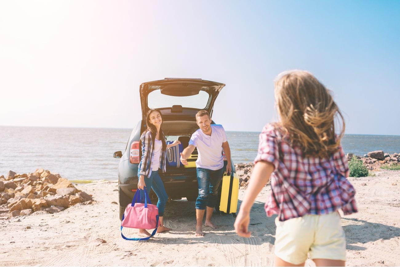 família em viagem de carro no verão