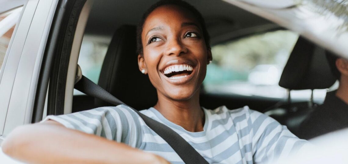 mulher sorrindo dentro de um carro