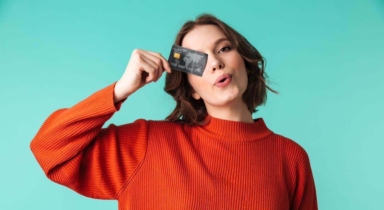 mujer com tarjeta de crédito