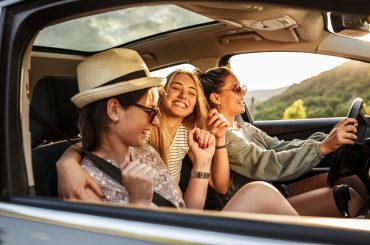 amigas-dirigindo-carro
