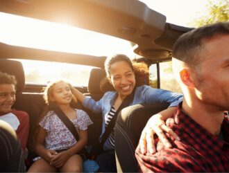 família viajando de carro