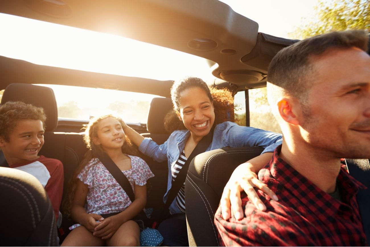 família viajando de carro