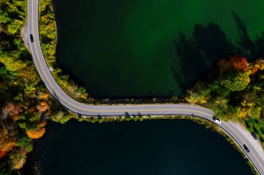 vista aérea de estrada passando por lago