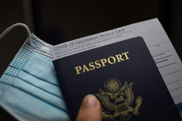 Passaporte, máscara, comprovante Covid