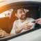 homem de camisa branca dentro de um carro devolvendo as chaves para pessoa ao lado de fora