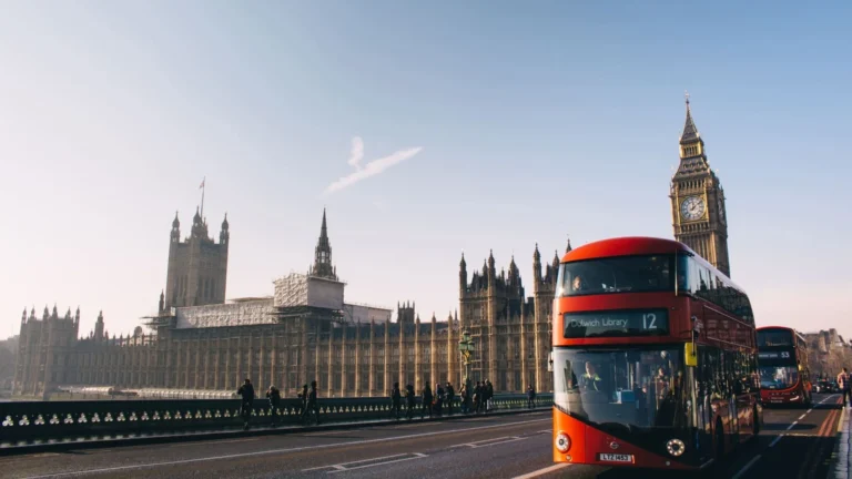 Cartão postal da Inglaterra, mostrando também a famosa mão inglesa. Foto de Aron Van de Pol na Unsplash