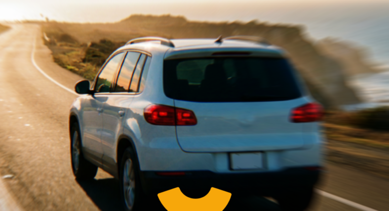 Vista traseira de um SUV azul em movimento na estrada de terra, com paisagem rural e luz do pôr do sol ao fundo, durante uma viagem