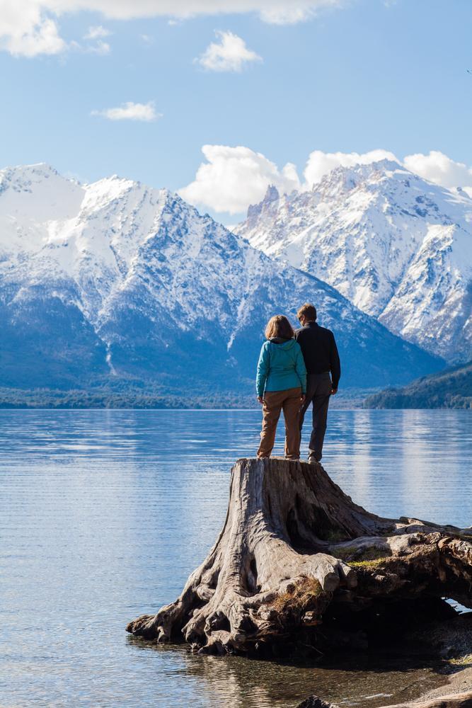 Matrimonio viendo un lago durante el invierno en Bariloche