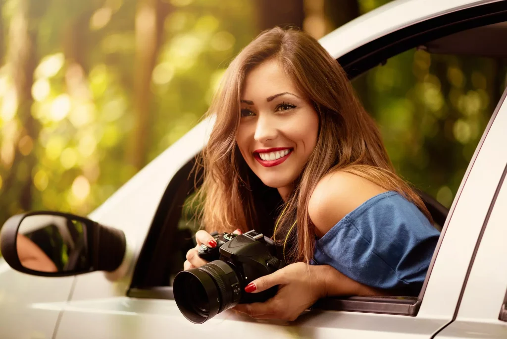 Fotógrafa dentro de un auto con su cámara reflex