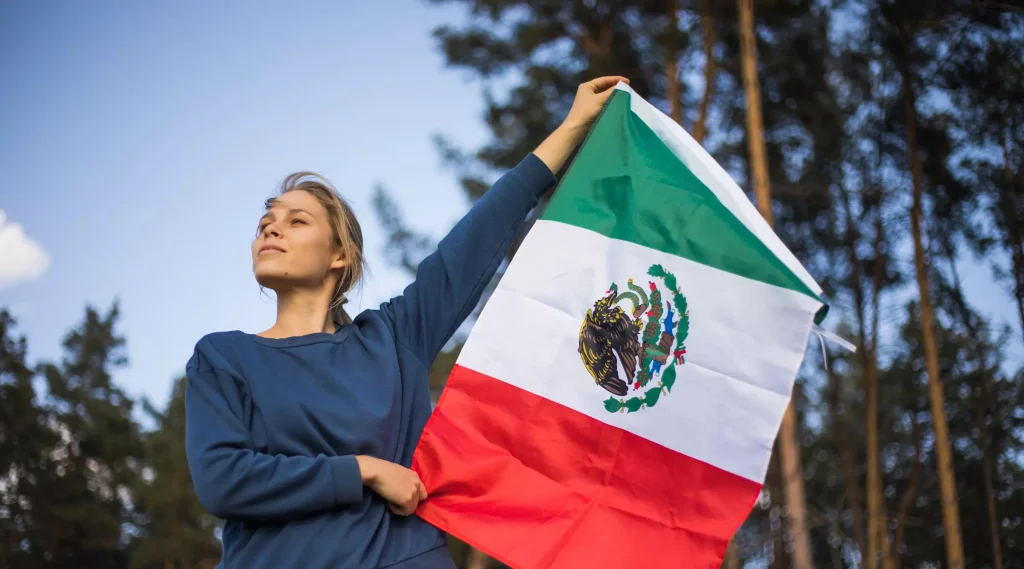 Mujer sosteniendo la bandera mexicana