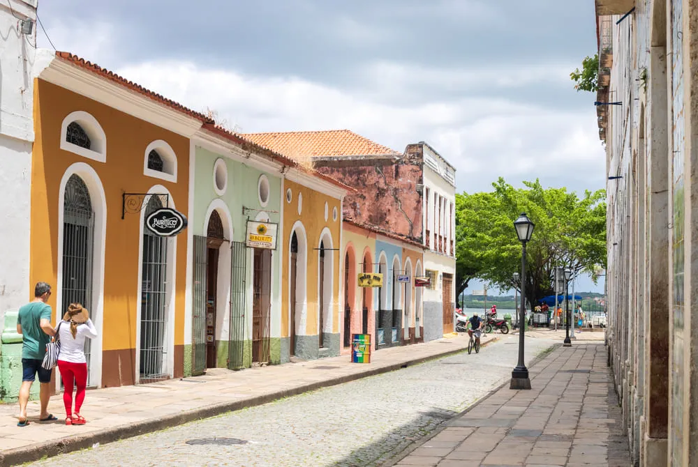 Imagem do Centro Histórico de São Luís, Maranhão, com seus casarões antigos e coloridos e o mar ao fundo.