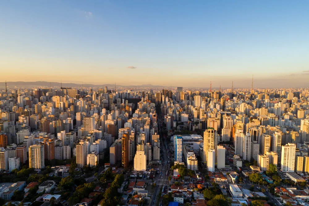 Foto da cidade de São Paulo com seus prédios e céu azul.