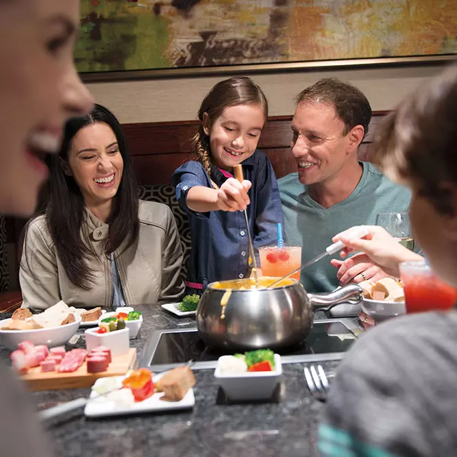 Familia comiendo fondue