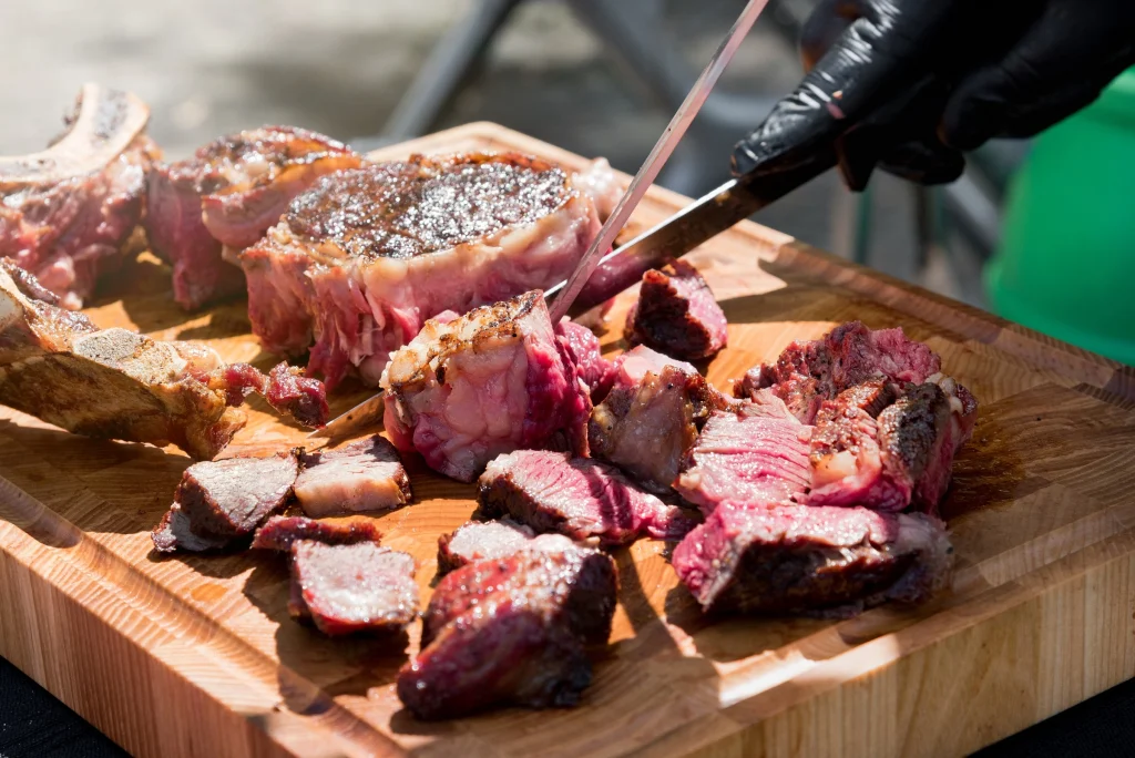 suculenta carne en tabla de madera