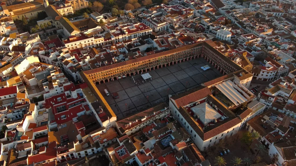 Vista aérea de la Plaza de la Corredera, Córdoba, al nacer el sol. 