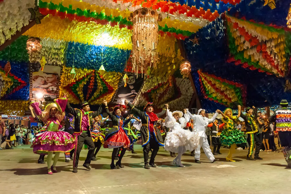 Festa de São João de Campina Grande, Paraíba com apresentações folclóricas e típicas de festas juninas
