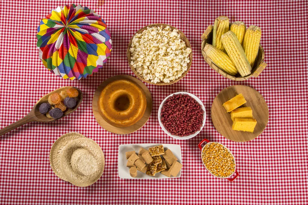 Comidas típicas de festas juninas como o canjica, pamonha, milho cozido e mais. 