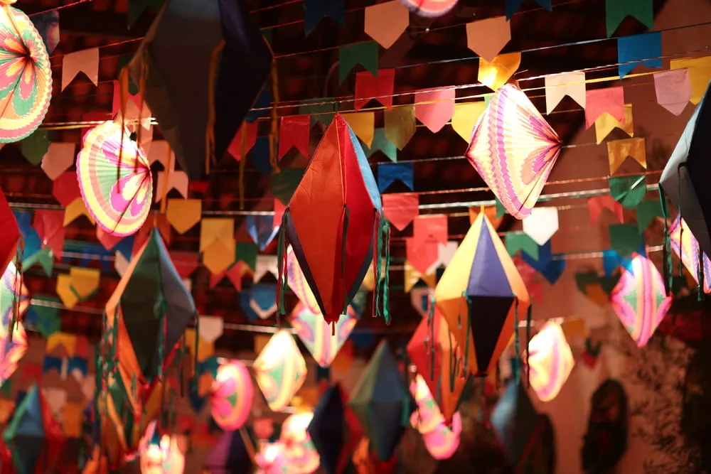 Decoração temática de festa junina com bandeirinhas, balões e muitas cores