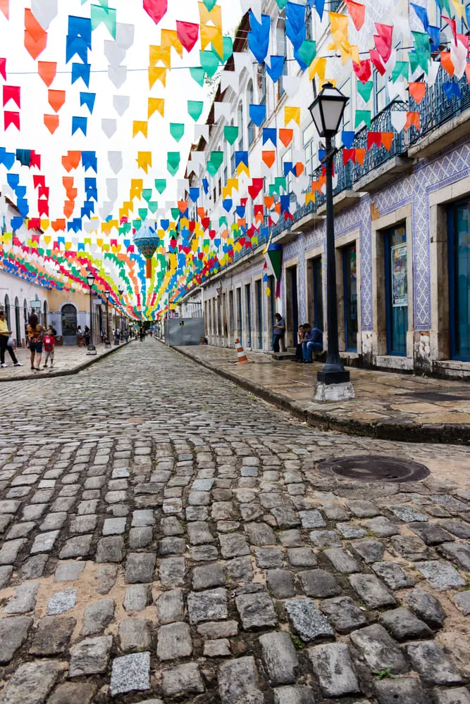 Rua decorada para festas de São João que acontecem em São Luís do Maranhão
