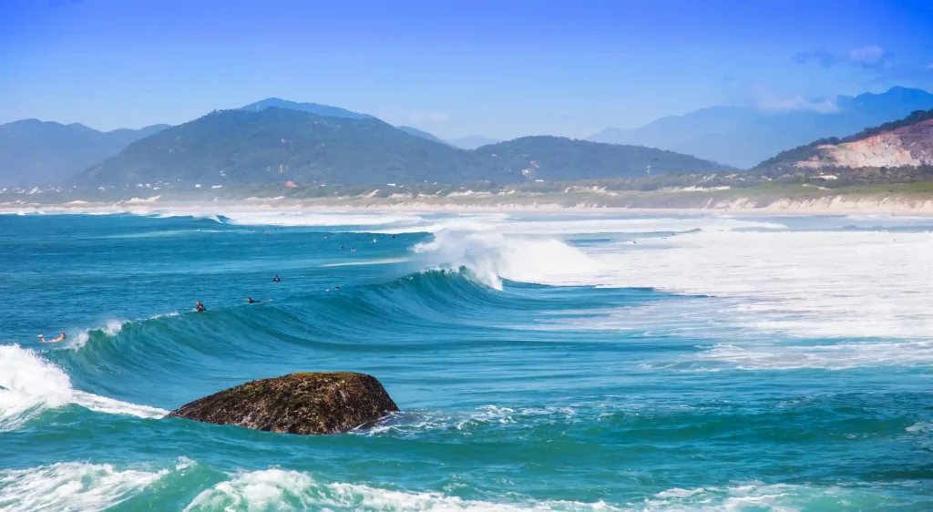 Vista de una ola partiendo en una playa brasileña