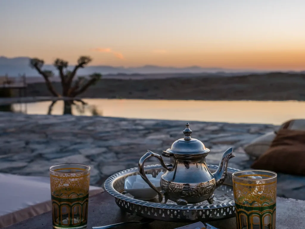 Atardecer en Marruecos con una taza de té