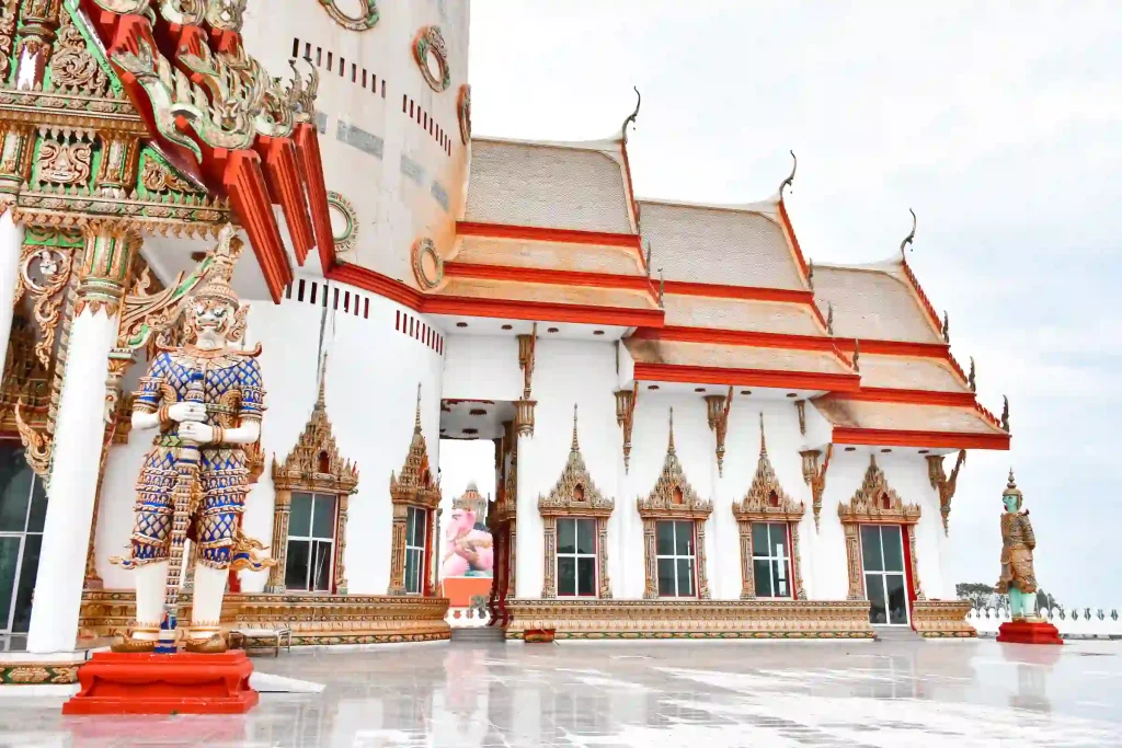 Templo tailandés extremadamente bien cuidado