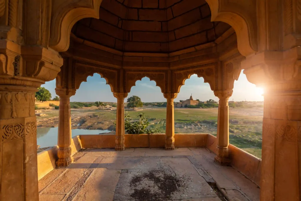 Estructura en la India con un contraluz mostrando un paisaje típico del lugar