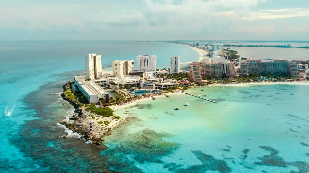 Vista aérea de la ciudad vacacional de Cancún, México