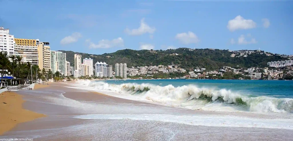 Ola patiendo en una de las playas más famosas de Acapulco, México
