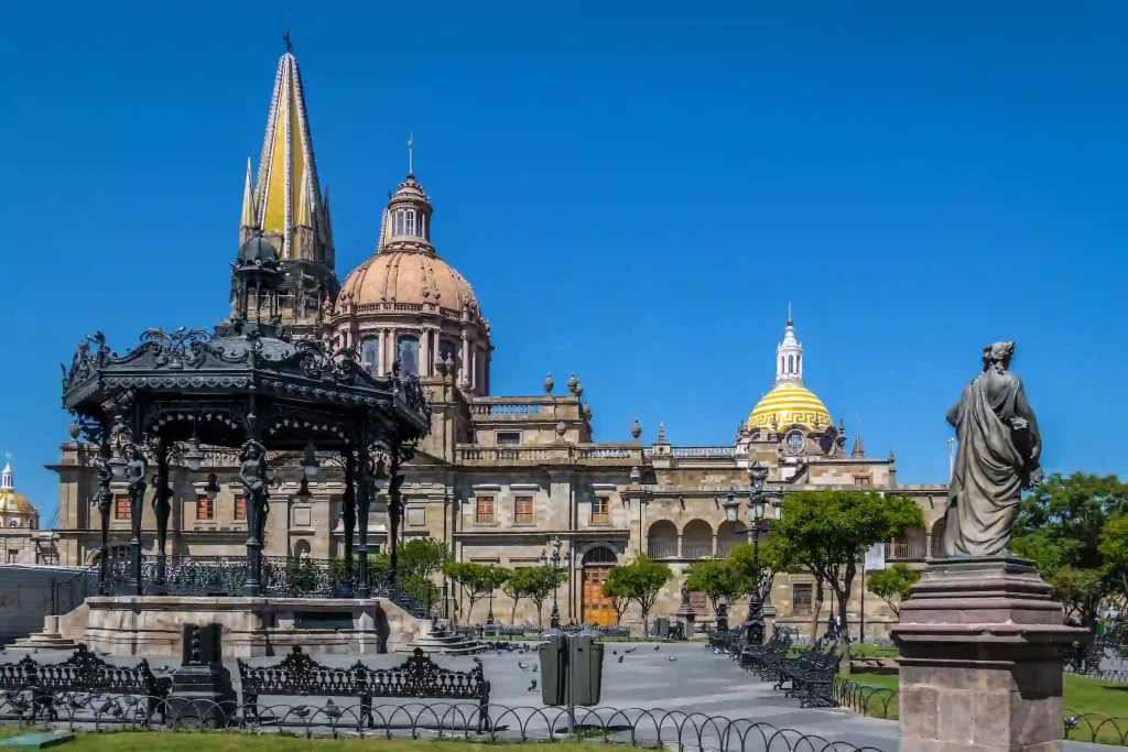 Hermosa vista de la Catedral de Guadalajara por el día