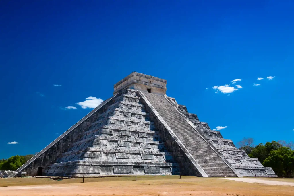 Imponente piramide en Chichén Itzá en un dia despejado