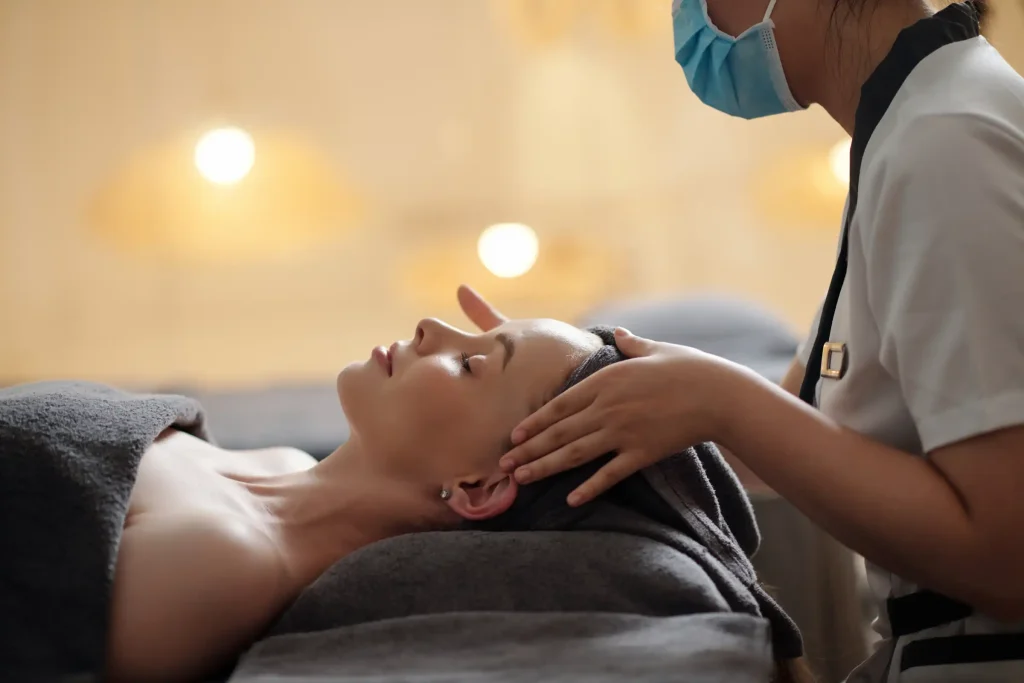 Mujer disfrutando de un masaje relajante en un spa