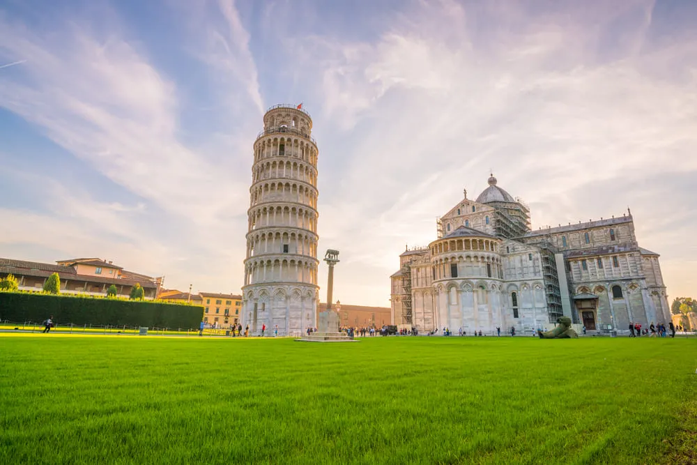 A foto mostra a Torre de Pisa na cidade de Pisa, Itália, em um dia de céu aberto.