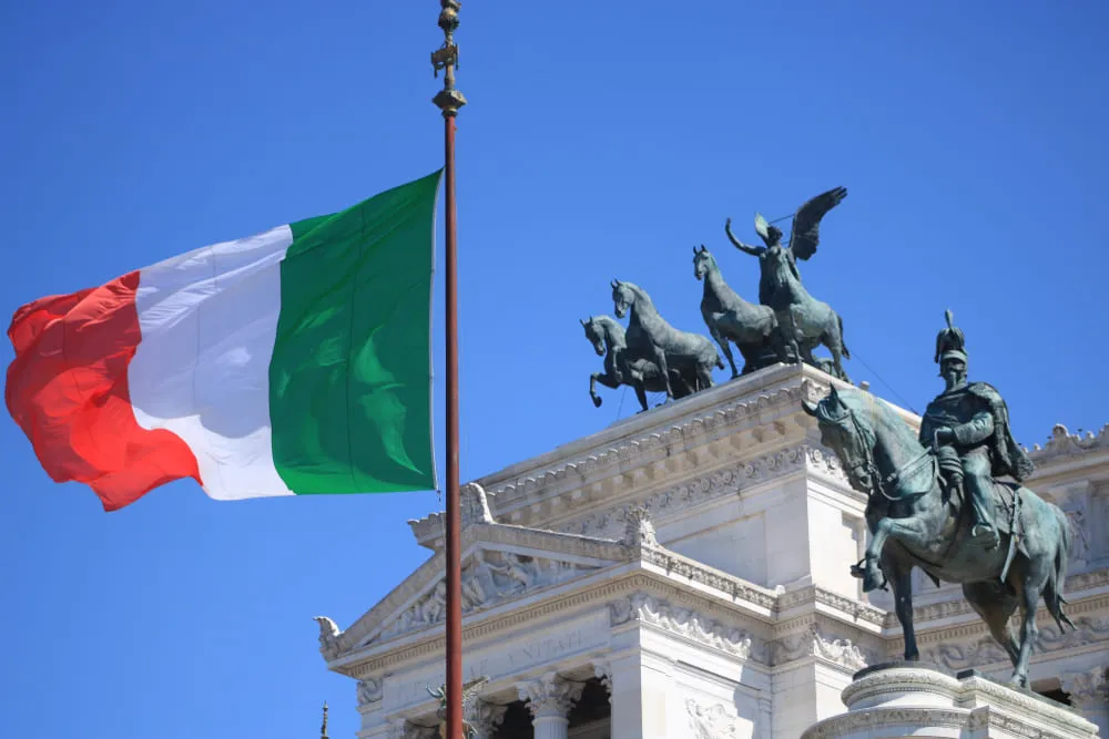 A foto mostra o Monumento a Vítor Emanuel II na praça de Roma, na Itália.