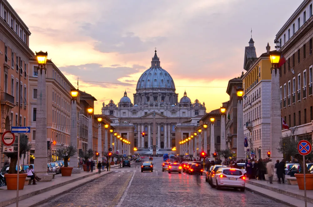 Uma das praças principais de Roma, na Itália, mostra a Basílica de São Pedro ao fundo.
