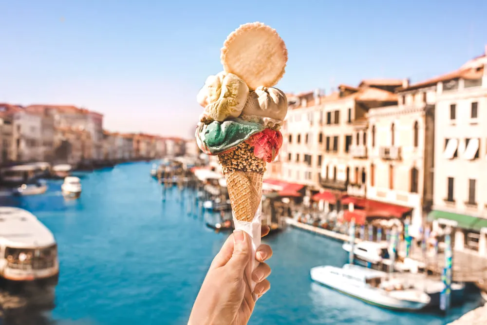 Foto de sorvete em frente aos canais de Veneza, na Itália.