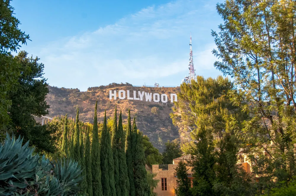 Foto de longe do Letreiro de Hollywood, em Los Angeles.