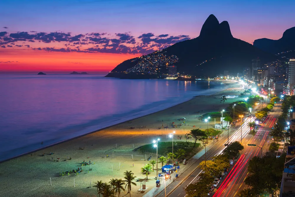 Foto sensacional do Rio de Janeiro, com a praia ao lado, a rodovia no lado oposto e o Morro do Corcovado atrás.