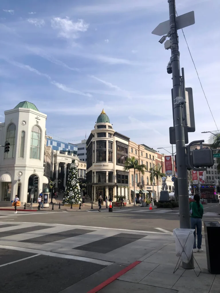 Foto do The Groove, em Beverly Hills, é um shopping a céu aberto com lojas e  restaurantes. O céu está bem claro e a decoração é de natal.