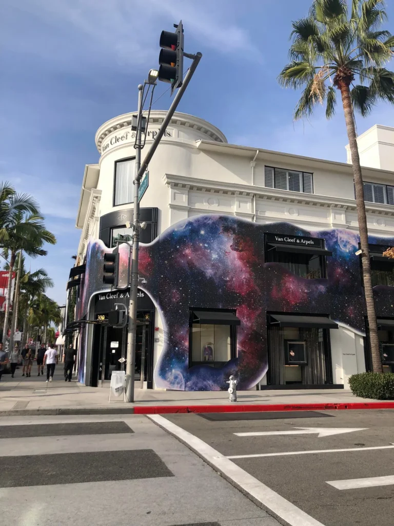 Foto do The Groove, em Beverly Hills, é um shopping a céu aberto com lojas e restaurantes. A loja tem uma disposição de cores que se assemelha a via láctea.