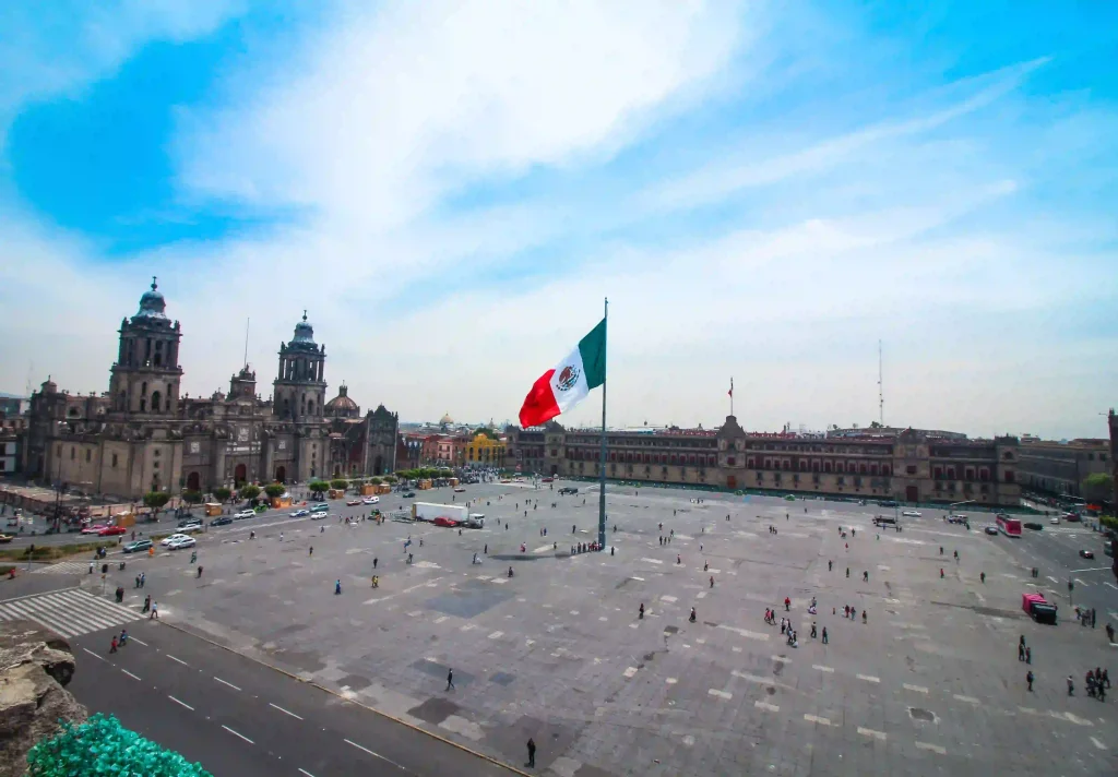 Gran bandera de Mexico en una plaza moviendose al viento